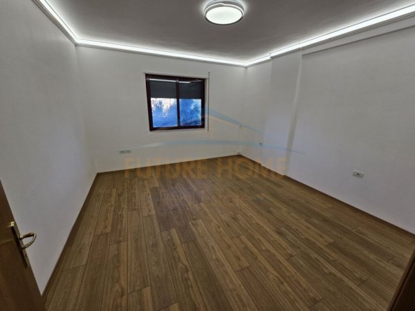 Tirane, shitet apartament 2+1+Ballkon Kati 1, 115 m² 260.000 € (SHKOLLA E KUQE)