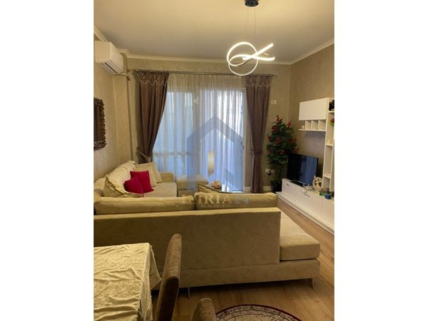 Tirane, jepet me qera apartament 3+1 Kati 2, 105 m² 900 € (Kopshti zologjik)