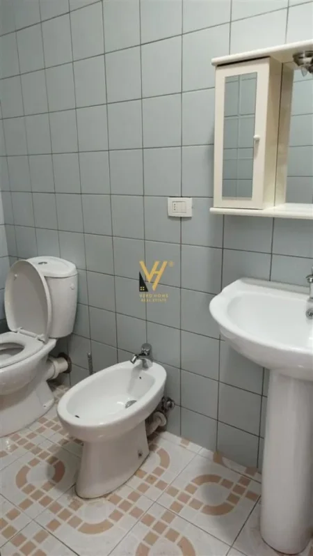 Tirane, jepet me qera apartament 2+1+Ballkon Kati 6, 100 m² 600 € (LIQENI I THATE)