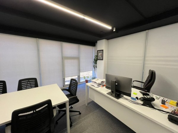 Tirane, jepet me qera zyre Kati 2, 72 m² 1.100 € (Pazari Ri, Sheshi Avni Rustemi)