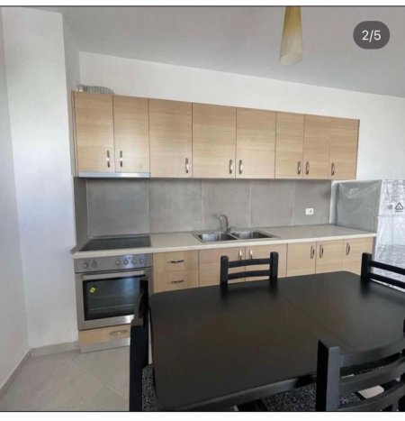 Tirane, jepet me qera apartament 1+1+Ballkon Kati 3, 80 m² 400 € (yzberisht)