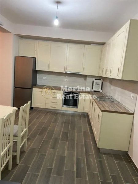 Tirane, jepet me qera apartament 2+1+Ballkon Kati 6, 108 m² 550 € (Golden Park)