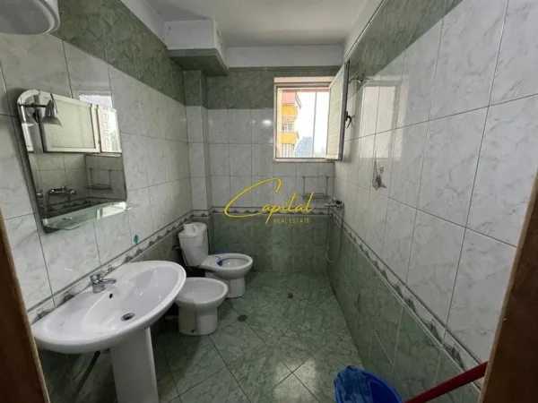 Tirane, jepet me qera apartament 1+1 Kati 5, 80 m² 550 € (KOMUNA E PARISIT)
