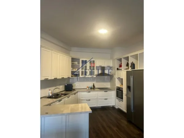 Tirane, jepet me qera zyre Kati 4, 127 m² 1.100 € (Garden Residence Turdiu)