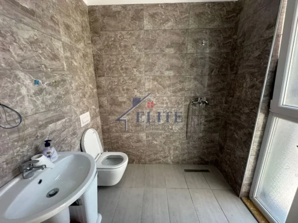 Tirane, jepet me qera dyqan Kati 2, 99 m² 800 € (Ish Nisharaku)
