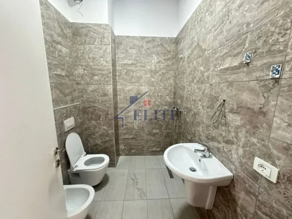 Tirane, jepet me qera dyqan Kati 2, 99 m² 800 € (Ish Nisharaku)