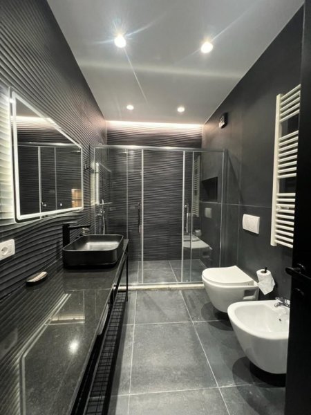 Tirane, jepet me qera apartament 2+1 , 65 m² 1.500 € 