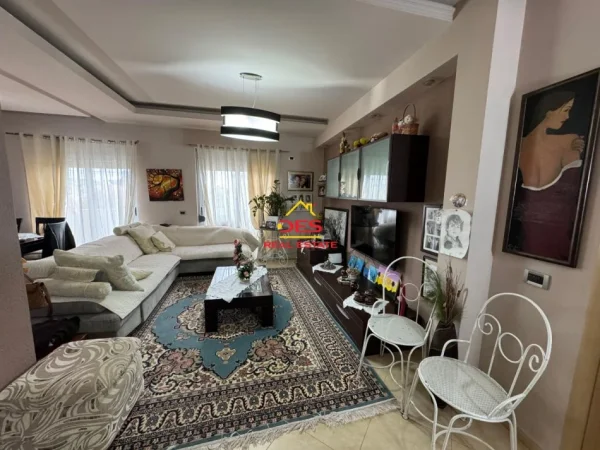 Vlore, shitet apartament 2+1+Ballkon Kati 8, 137 m² 239.000 € (Rruga Sadik Zotaj)