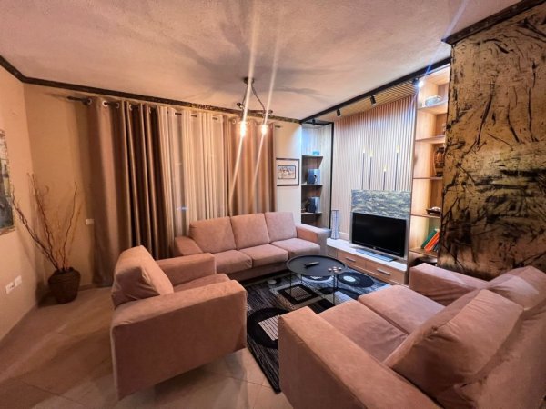Tirane, jepet me qera apartament 3+1+Ballkon Kati 8, 155 m² 1.200 € (Zogu i Zi)