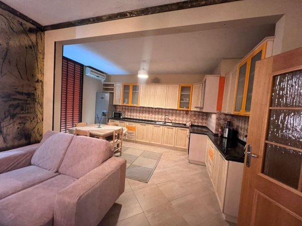 Tirane, jepet me qera apartament 3+1+Ballkon Kati 8, 155 m² 1.200 € (Zogu i Zi)