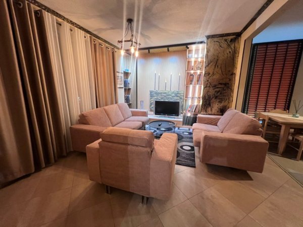 Tirane, jepet me qera apartament 3+1+Ballkon Kati 8, 155 m² 1.200 € (Zogu i Zi)