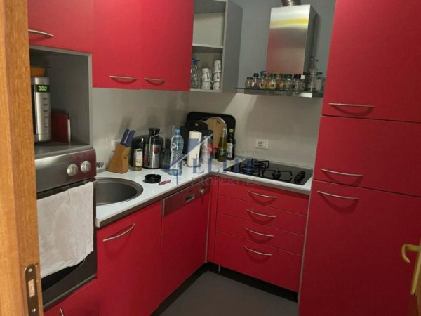 Tirane, jepet me qera apartament+verande | Penthouse 2+1 Kati 10, 130 m² 1.300 € (Ish Blloku)
