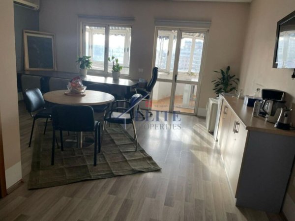 Tirane, jepet me qera apartament+verande | Penthouse 2+1 Kati 10, 130 m² 1.300 € (Ish Blloku)