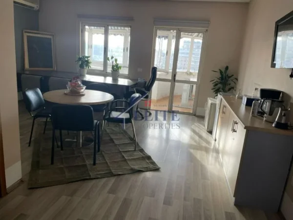 Tirane, jepet me qera apartament+verande | Penthouse 2+1 Kati 10, 130 m² 1.300 € (Ish Blloku)