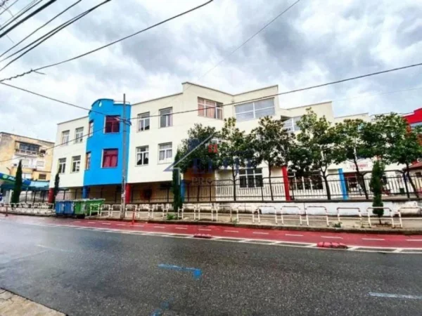 Tirane, jepet me qera ambjent biznesi Kati 2, 173 m² 1.500 € (Rruga 4 Deshmoret)