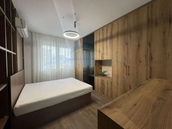 Tirane, jepet me qera apartament 2+1+Ballkon Kati 3, 105 m² 650 € (Unaza e Re)