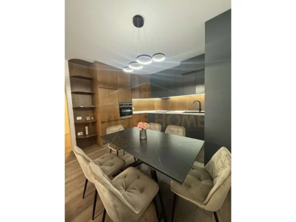 Tirane, jepet me qera apartament 2+1+Ballkon Kati 3, 105 m² 650 € (Unaza e Re)