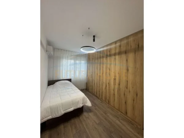 Tirane, jepet me qera apartament 2+1+Ballkon Kati 3, 105 m² 650 € (Unaza e Re)