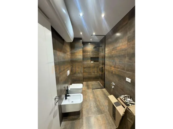 Tirane, jepet me qera apartament 2+1+Ballkon Kati 3, 105 m² 650 € (Unaza e Re)