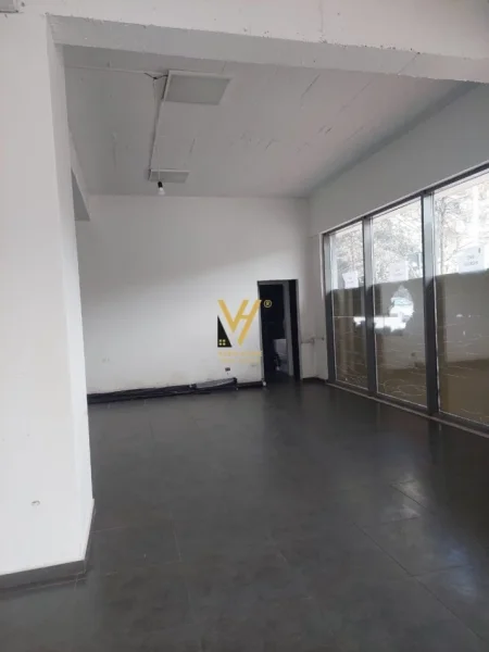 Tirane, shitet dyqan Kati 0, 82 m² 260.000 € (RRUGA E DIBRES)