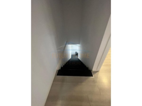 Tirane, shitet ambjent biznesi Kati 0, 1.591 m² 600.000 € (City Park)
