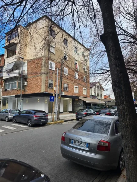 Tirane, shitet ambjent biznesi Kati 0, 52 m² 290.000 € (Rruga Frederik Shiroka, kryqezimi me Sami Frashëri.)