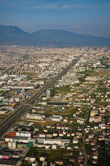 Tirane, jepet me qera dyqan Kati 0, 175 m² 1.000 € (Kashar)