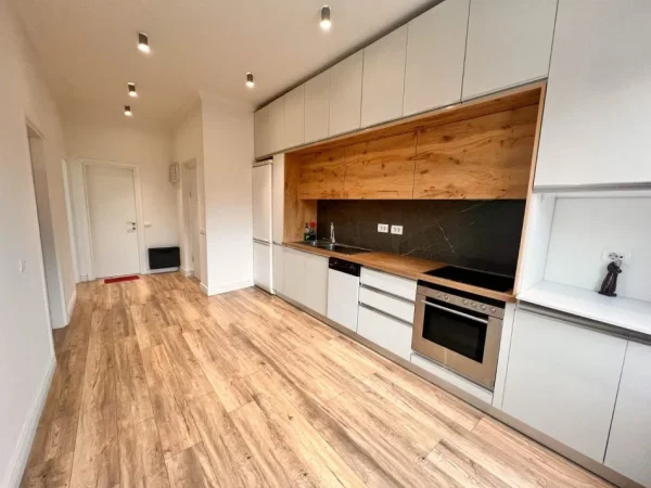 Tirane, jepet me qera apartament 1+1 Kati 5, 80 m² 700 € (Rruga Kavajes , tek Kisha.)