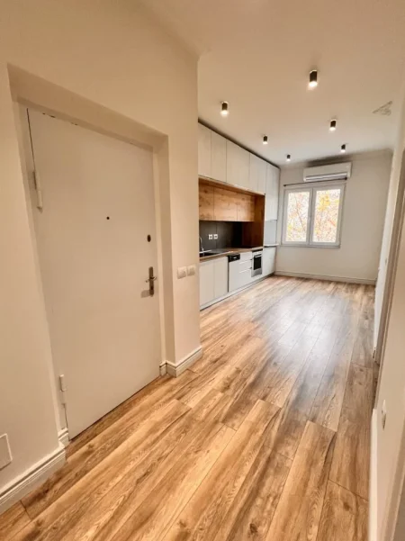 Tirane, jepet me qera apartament 1+1 Kati 5, 80 m² 700 € (Rruga Kavajes , tek Kisha.)