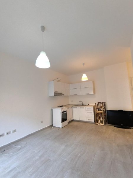 Tirane, jepet me qera apartament 1+1+Ballkon Kati 1, 65 m² 500 € (Pazari Ri)