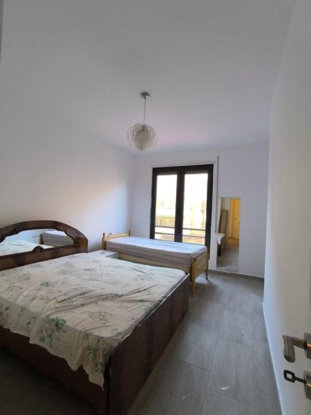 Tirane, jepet me qera apartament 1+1+Ballkon Kati 1, 65 m² 500 € (Pazari Ri)