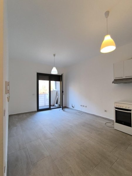Tirane, jepet me qera apartament 1+1+Ballkon Kati 1, 65 m² 500 € (Pazari Ri)