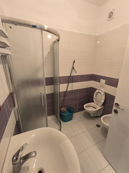 Tirane, jepet me qera apartament 1+1+Ballkon Kati 1, 65 m² 500 € (Pazari Ri)