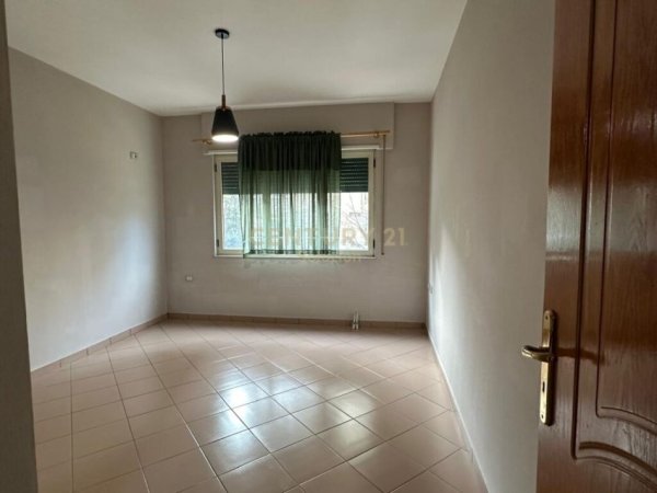 Tirane, jap me qera ambjent biznesi , 100 m² 700 € (Komuna e Parisit)