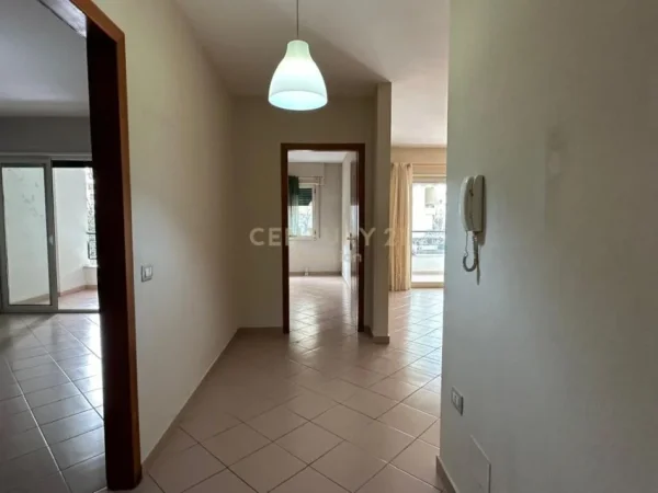 Tirane, jap me qera ambjent biznesi , 100 m² 700 € (Komuna e Parisit)