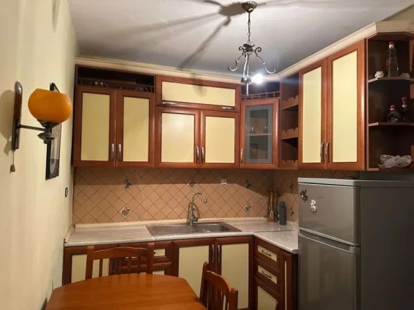 Tirane, jepet me qera apartament 2+1+Ballkon Kati 1, 104 m² 500 € (rruga Kongresi Manastirit)
