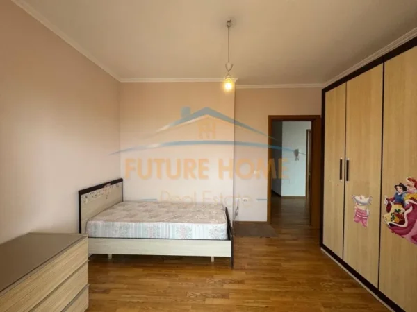 Tirane, shitet apartament 2+1+Ballkon Kati 10, 87 m² 350.000 € (Rruga e Barrikadave)