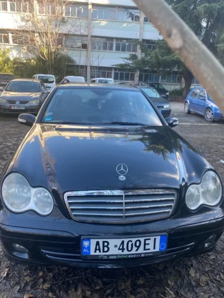 Tirane, shes makine Mercedes Benz C220 2006 Nafte, e zeze automatik Kondicioner 270.000 km 4.500 €