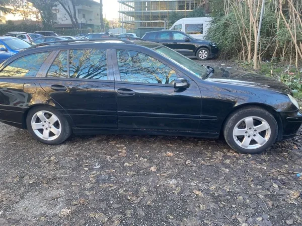 Tirane, shes makine Mercedes Benz C220 2006 Nafte, e zeze automatik Kondicioner 270.000 km 4.500 €