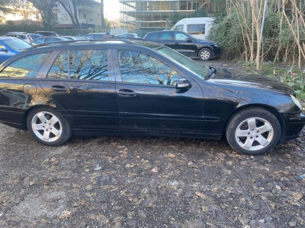 Tirane, shes makine Mercedes Benz C220 2006 Nafte, e zeze automatik Kondicioner 270.000 km 4.500 €