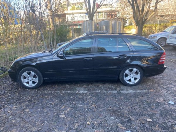 Tirane, shes makine Mercedes Benz C220 2006 Nafte, e zeze automatik Kondicioner 270.000 km 4.500 €