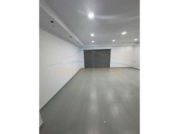 Tirane, jepet me qera ambjent biznesi Kati -1, 85 m² 410 € (UNAZA E RE)