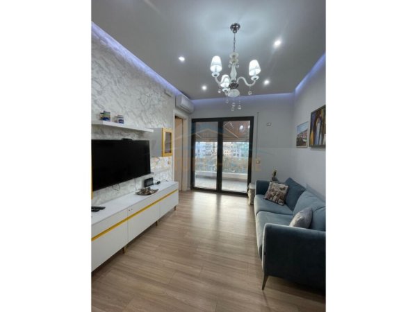Tirane, jepet me qera apartament 1+1+Ballkon + Post parkimi Kati 3, 73 m² 800 € (RRUGA E KAVAJES)