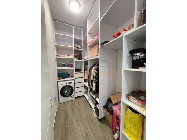 Tirane, jepet me qera apartament 1+1+Ballkon + Post parkimi Kati 3, 73 m² 800 € (RRUGA E KAVAJES)