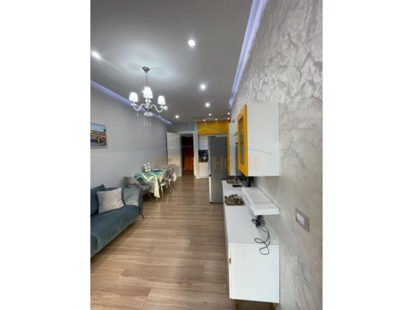 Tirane, jepet me qera apartament 1+1+Ballkon + Post parkimi Kati 3, 73 m² 800 € (RRUGA E KAVAJES)