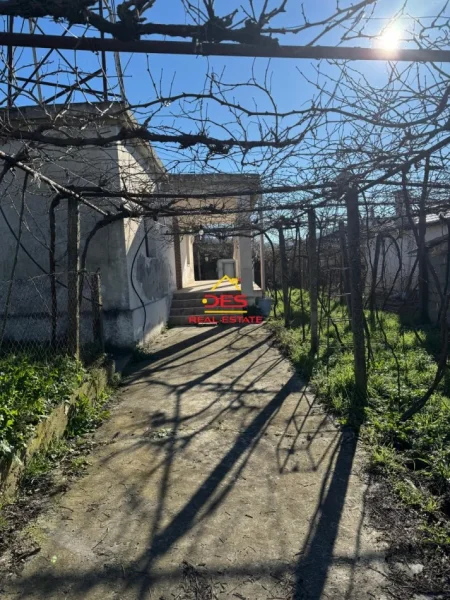 Vlore, shitet shtepi 3+1+Ballkon Kati 0, 150 m² 55.000 € (Kotë, Vlorë)