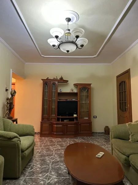 Tirane, jepet me qera apartament 2+1+Ballkon Kati 1, 105 m² 500 € (SPITALET)