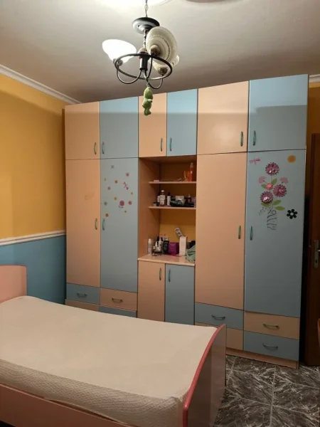 Tirane, jepet me qera apartament 2+1+Ballkon Kati 1, 105 m² 500 € (SPITALET)