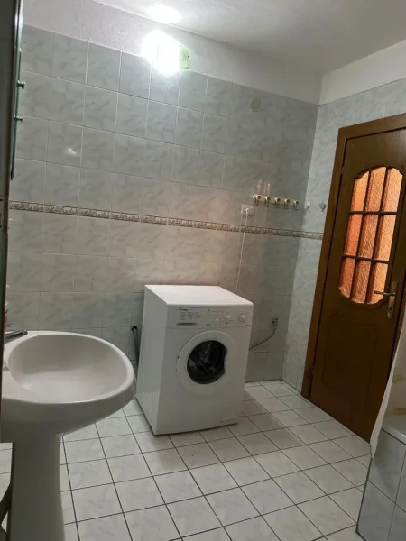 Tirane, jepet me qera apartament 2+1+Ballkon Kati 1, 105 m² 500 € (SPITALET)