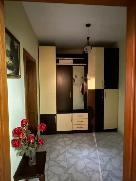 Tirane, jepet me qera apartament 2+1+Ballkon Kati 1, 111 m² 500 € (Kongresi Manastirit)